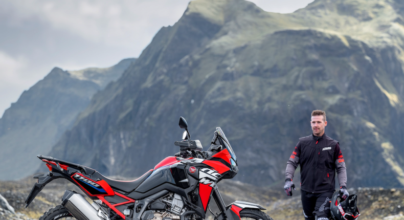 Le iconiche Honda Africa Twin e Africa Twin Adventure Sports si presentano per il 2022 con nuovi straordinari look e ulteriori aggiornamenti funzionali