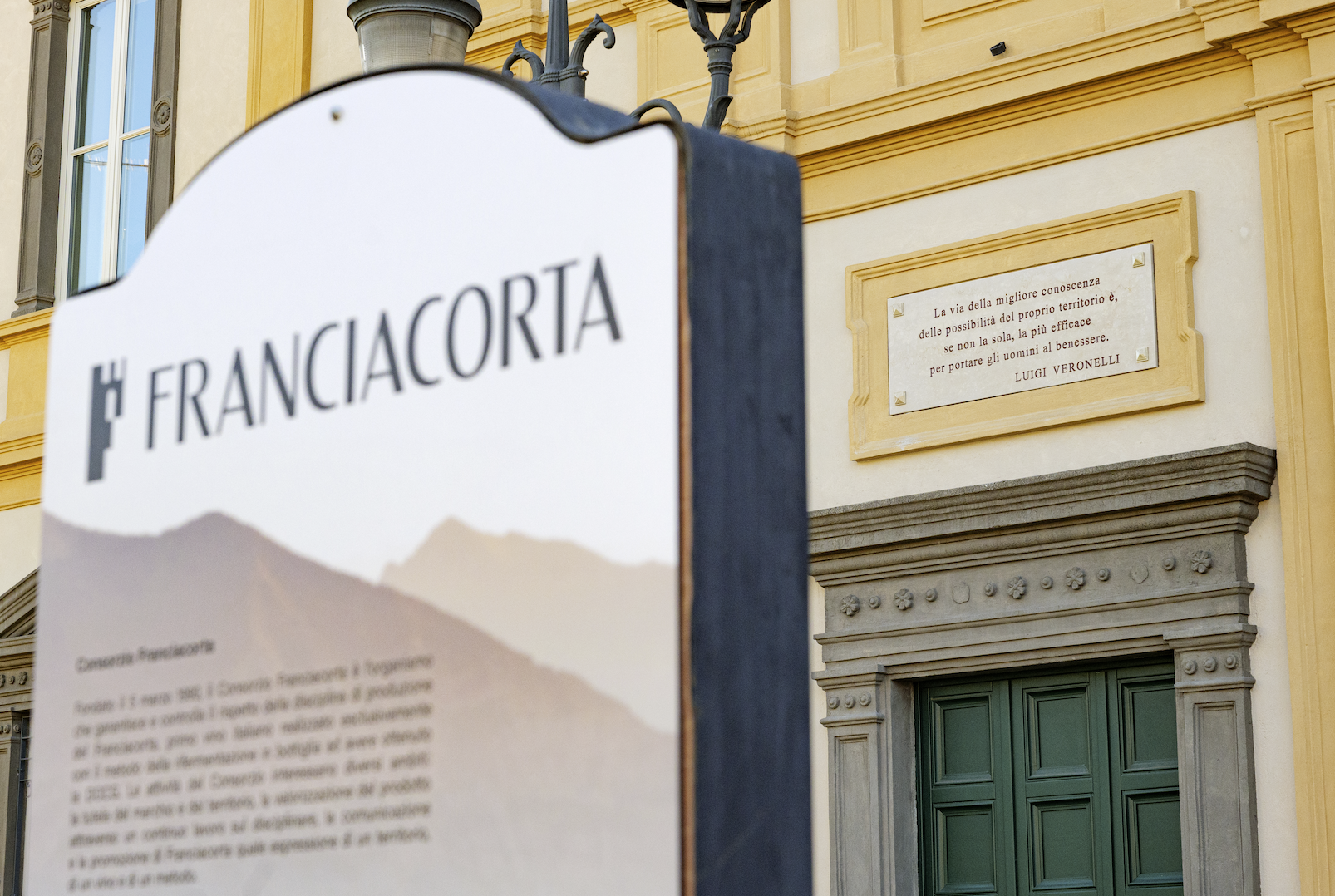 Franciacorta dedica la sede del Consorzio a Luigi Veronelli